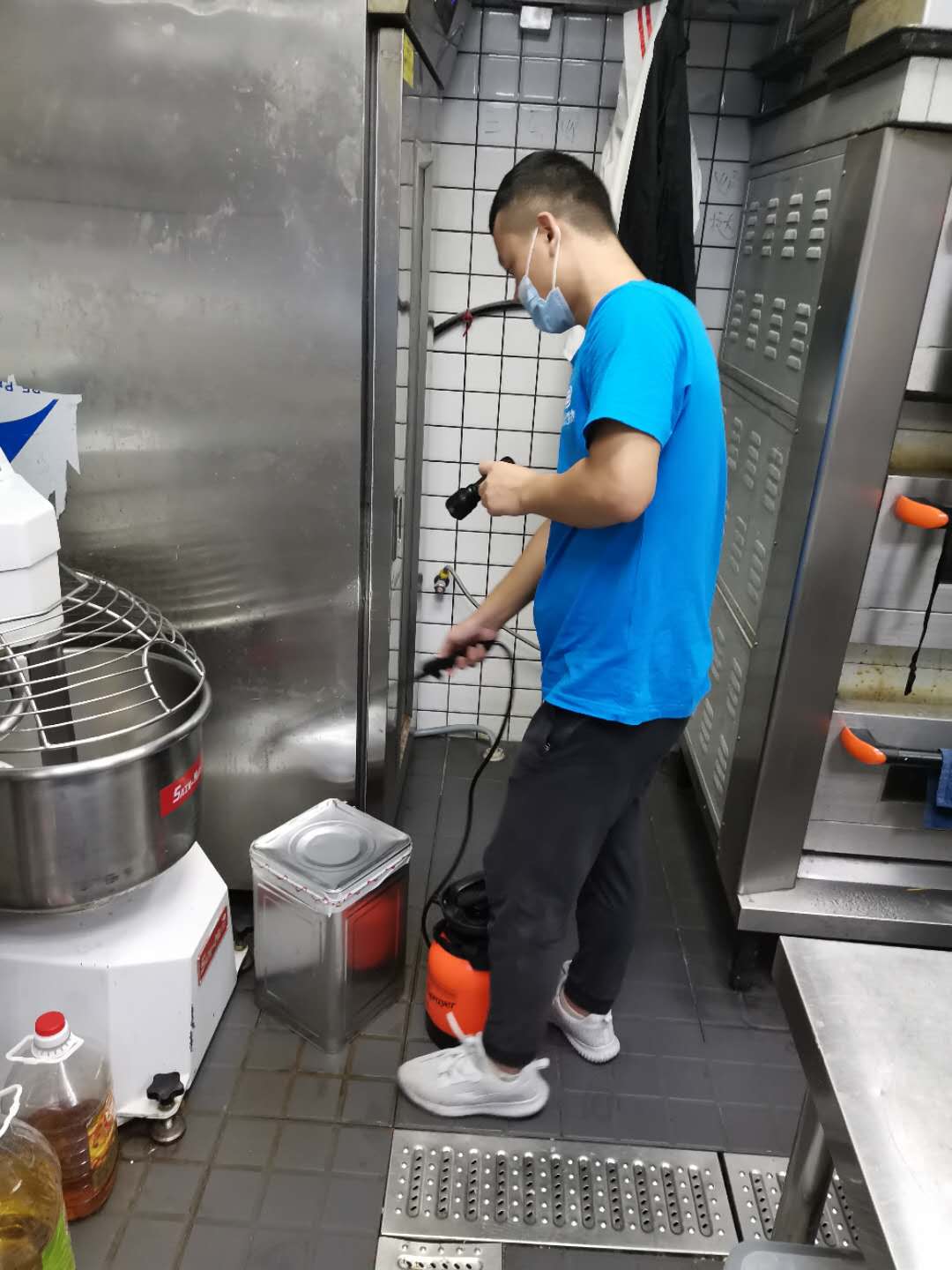 熏蒸敌敌畏杀蟑螂