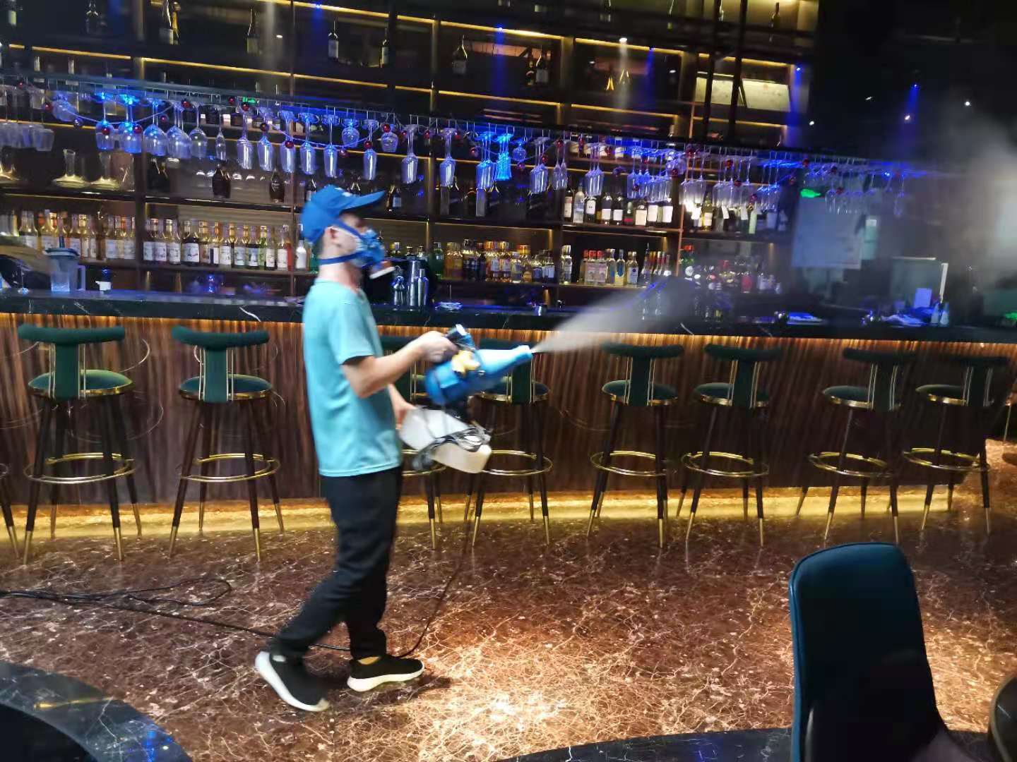 怎么防止蟑螂爬到床上？